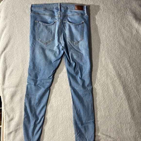 Hollister Jean - Picture 4 of 4
